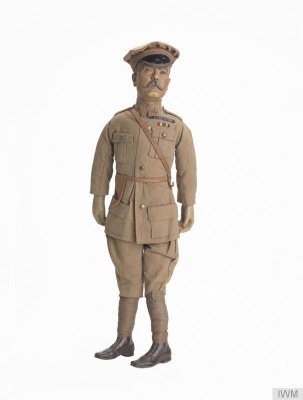 Patriotic / propaganda doll of Earl Kitchener of Khartoum, Keramik, Kupferlegierung, Leder, Stoff, 90 x 170x 510 mm, unbekanntes Jahr, unbekannter Hersteller; Bildquelle: © IWM (EPH 4083), http://www.iwm.org.uk/collections/item/object/30083621,  IWM Non Commercial Licence, http://www.iwm.org.uk/corporate/privacy-copyright/licence.