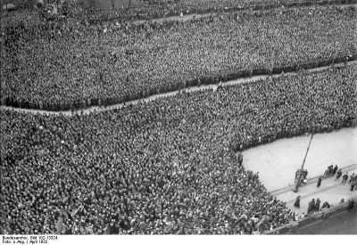 Originaltitel: "Der grosse Auftakt zum Reichspräsidenten-Wahlkampf in Berlin ! Adolf Hitler, der Führer der Nationalsozialisten spricht zum ersten Male im Lustgarten in Berlin ! Blick auf die grosse Menschenmasse während der Ansprache Adolf Hitlers im Lustgarten in Berlin", Schwarz-Weiß-Photographie, April 1932, unbekannter Photograph; Bildquelle: Deutsches Bundesarchiv (German Federal Archive), Bild 102-13324; Wikimedia Commons, http://commons.wikimedia.org/wiki/File:Bundesarchiv_Bild_102-13324,_Berlin,_Lustgarten,_Ansprache_Hitlers.jpg.Creative Commons Some Rights Reserved Creative Commons Attribution-ShareAlike 3.0 Germany license.