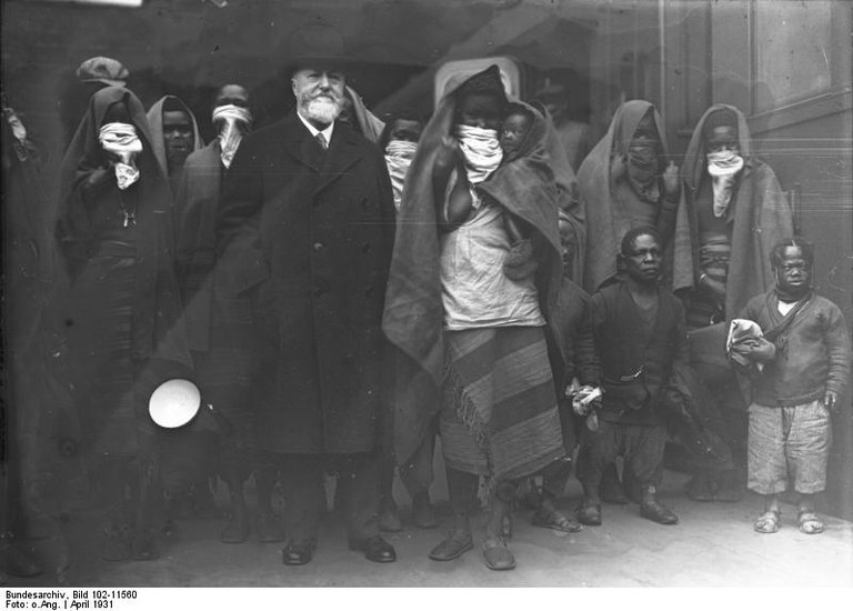 Berlin, Ankunft von Schwarzafrikanern, black-and-white photograph, April 1931, unknown photographer; source: Deutsches Bundesarchiv (German Federal Archive), Bild 102-11560, wikimedia commons, http://commons.wikimedia.org/wiki/File:Bundesarchiv_Bild_102-11560,_Berlin,_Ankunft_von_Schwarzafrikanern.jpg.