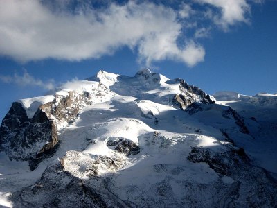 Le Nordend (à gauche) et la pointe Dufour (à droite), Farbphotographie, 2007, Photograph: Jackph; Bildquelle: Wikimedia Commons, http://commons.wikimedia.org/wiki/File:MonteRosa004.jpg?uselang=fr. 