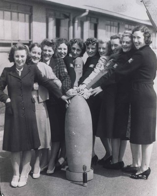 Kirkby factory workers around a bomb, black-and-white photograph, Great Britain, unknown date [between 1939 and 1945], unknown photographer; source: National Museums Liverpool, http://www.liverpoolmuseums.org.uk/nof/blitz/0700_info.html.