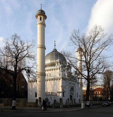 Die Wilmersdorfer Moschee in Berlin, Farbphotographie, 2008, Photograph: Axel Mauruszat; Bildquelle: Wikimedia Commons, http://commons.wikimedia.org/wiki/File:Moschee_Wilmersdorf.jpg?uselang=deDer Urheber gestattet jedermann jede Form der Nutzung, unter der Bedingung der angemessenen Nennung seiner Urheberschaft. Weiterverbreitung, Bearbeitung und kommerzielle Nutzung sind gestattet.