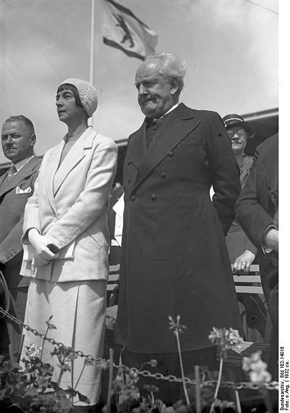 Gerhart Hauptmann mit seiner zweiten Ehefrau Margarete, geb. Marschalk (links), Schwarz-weiß Photographie, 1932, unbekannter Photograph; Bildquelle: Deutsches Bundesarchiv (German Federal Archive), Bild 102-14016, wikimedia commons http://commons.wikimedia.org/wiki/Image:Bundesarchiv_Bild_102-14016,_Gerhard_Hauptmann_mit_Ehefrau.jpg.  lizensiert unter Creative Commons Attribution ShareAlike 3.0 Germany.