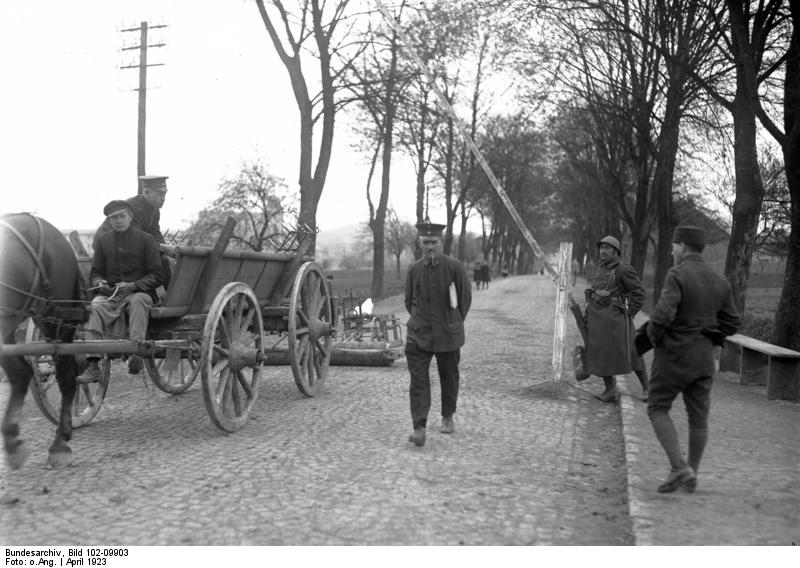 Wachposten an der Grenze des besetzten Ruhrgebietes bei Limburg an der Lahn, Deutschland, schwarz-weiß Photographie, April 1923, unbekannter Photograph; Bildquelle: Deutsches Bundesarchiv (German Federal Archive), Bild 102-09903; wikimedia commons http://commons.wikimedia.org/wiki/File:Bundesarchiv_Bild_102-09903,_Ruhrbesetzung,_Grenze_bei_Limburg.jpg?uselang=de.  lizensiert unter Creative Commons Attribution ShareAlike 3.0 Germany.