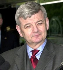 Joschka Fischer (*1948), Farbphotographie, 29. April 2002, unbekannter Photograph (Bildausschnitt); Bildquelle: US State Department, online: http://commons.wikimedia.org/wiki/File:Joschka_Fischer_2002.jpeg?uselang=de, Creative Commons Attribution ShareAlike 3.0 Germany.