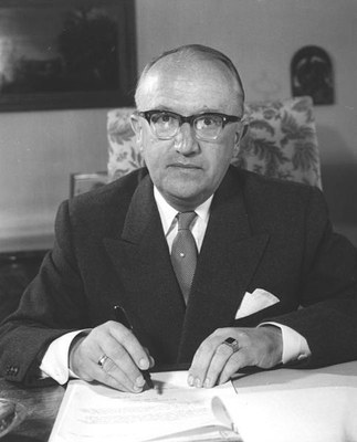 Unterberg, Rolf: Walter Hallstein (1901–1982), Schwarz-weiß-Photographie, 6. September 1957; Bildquelle: Deutsches Bundesarchiv, B 145 Bild-F004665-0003, online: http://www.bild.bundesarchiv.de/archives/barchpic/search/?search%5Bform%5D%5BSIGNATUR%5D=B+145+Bild-F004665-0003, Creative Commons Attribution ShareAlike 3.0 Germany.