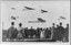 Crowd watching seven planes in air at Belmont Park air show, New York, Schwarz-Weiß-Photographie, 30. Oktober 1910, unbekannter Photograph; Bildquelle: Library of Congress (Reproduction Number: LC-USZ62-45022), http://www.loc.gov/pictures/resource/cph.3a45232/. 