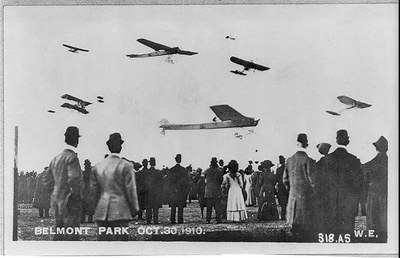 Amerikanische Flugschau, Belmont Park, New York 30. Oktober 1910, unbekannter Photograph, Bildquelle: Library of Congress Prints and Photographs Division Washington (Reproduction Number: LC-USZ62-45022), http://www.loc.gov/pictures/resource/cph.3a45232/