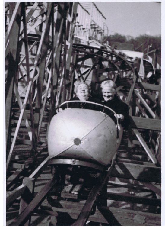 Zwei Fahrgäste des Bremer Ingenieurs und Schaustellers Sieboldt, vermutlich auf der der "Rigi-Turmbahn", Schwarz-Weiß-Photographie, um 1925, unbekannter Photograph; Bildquelle: © Archiv des Markt- und Schaustellermuseum Essen.