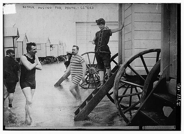 Badende und Badekarren an der belgischen Nordseeküste in Ostende, schwarz-weiß Photographie, 1913, unbekannter Photograph; Bildquelle: Library of Congress, George Grantham Bain Collection, DIGITAL ID: (digital file from original neg.) ggbain 13180 http://hdl.loc.gov/loc.pnp/ggbain.13180. 