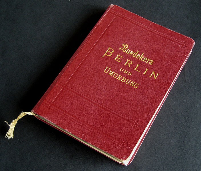 Buchumschlag Baedekers Berlin und Umgebung mit charakteristischem roten Einband (Baedeker, Karl: Berlin und Umgebung: Handbuch für Reisende mit 5 Karten, 8 Plänen und 15 Grundrissen, 19. Aufl., Leipzig 1910); Farbphotographie, 2007, Photograph: Manfred Heyde; Bildquelle: wikimedia commons, http://de.wikipedia.org/w/index.php?title=Datei:Baedeker_1910.jpg&filetimestamp=20070702123528. licensed under the Creative Commons Attribution 3.0 Unported license.