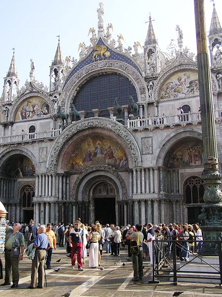 Touristen auf dem Markusplatz in Venedig, Farbphotographie, 2003, Photograph: Tomáš Páv; Bildquelle: wikimedia commons,  http://commons.wikimedia.org/wiki/File:Venezia_S_Marco.jpg. 