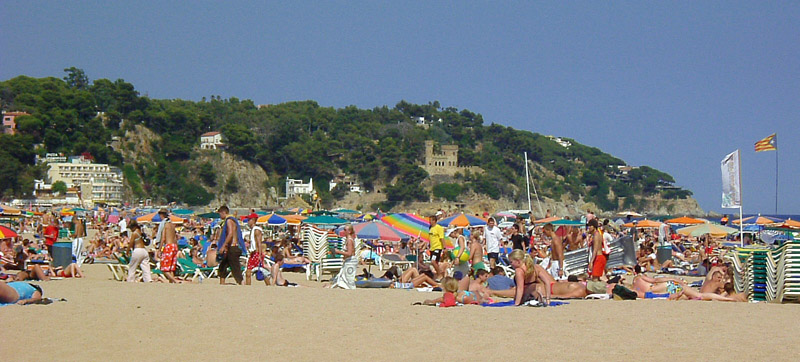 Touristen am Strand von Lloret de Mar an der spanischen Costa Brava, Farbphotographie, o. J. [ca. 2005], unbekannter Photograph; Bildquelle: wikimedia commons, http://de.wikipedia.org/w/index.php?title=Datei:Strand.jpg&filetimestamp=20050709102446 licensed under the Creative Commons Attribution 3.0 Unported license.