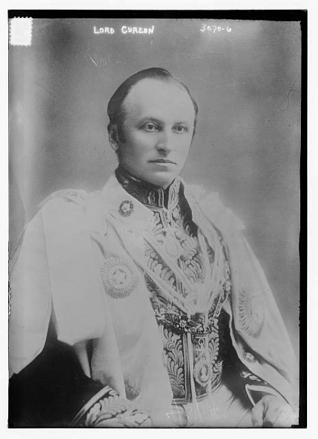 Portrait Lord George Curzon (1859–1925), schwarz-weiß Photographie, o. J. [zwischen 1898 und 1905], unbekannter Photograph, Bain News Service publisher; Bildquelle: Library of Congress, Prints and Photographs Division http://hdl.loc.gov/loc.pnp/ggbain.16113, DIGITAL ID: (digital file from original neg.) ggbain 16113 http://hdl.loc.gov/loc.pnp/ggbain.16113. 