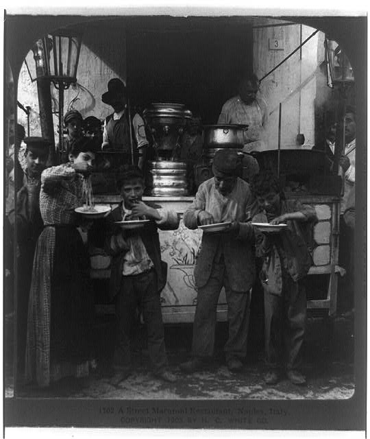 "A street macaroni restaurant, Naples, Italy", Stereograph einer schwarz-weiß Photographie, ohne Datum [ca. 1903], unbekannter Photograph; Bildquelle: Library of Congress, Prints and Photographs Division Washington, http://hdl.loc.gov/loc.pnp/cph.3b39517. 