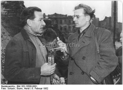 Rundfunkreporter beim Interview 1952 IMG