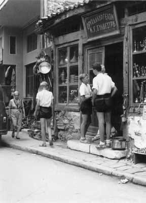 Griechenland Großfahrt: Jungenschaft im Bund Hamburg, Jungen vor Antiquitäten-Laden in der Altstadt von Athen, Schwarz-Weiß-Photographie, 1955, Photograph: Helmut Kalle; Bildquelle: Mit freundlicher Genehmigung des Fotoarchivs des Mindener Kreises e.V. und Helmut Kalles.