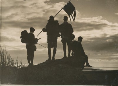 Letzter Blick, Schwarz-Weiß-Photographie, 1926, Photograph: Julius Groß (1892–1986); Bildquelle: Nachlass Julius Groß, Archiv der deutschen Jugendbewegung (AdJb), Burg Ludwigstein, Witzenhausen. Mit freundlicher Genehmigung des Archivs der deutschen Jugendbewegung.