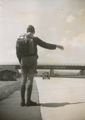 Österreichfahrt verschiedener Jugendgruppen: Autostopp, Schwarz-Weiß-Photographie, 1940, unbekannter Photograph; Bildquelle: Archiv der deutschen Jugendbewegung (AdJb), Burg Ludwigstein, Witzenhausen. Mit freundlicher Genehmigung des Archivs der deutschen Jugendbewegung.