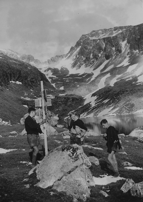 Österreichfahrt verschiedener Jugendgruppen: Gipfelbesteigung, Schwarz-Weiß-Photographie, 1940, unbekannter Photograph; Bildquelle: Archiv der deutschen Jugendbewegung (AdJb), Burg Ludwigstein, Witzenhausen. Mit freundlicher Genehmigung des Archivs der deutschen Jugendbewegung.