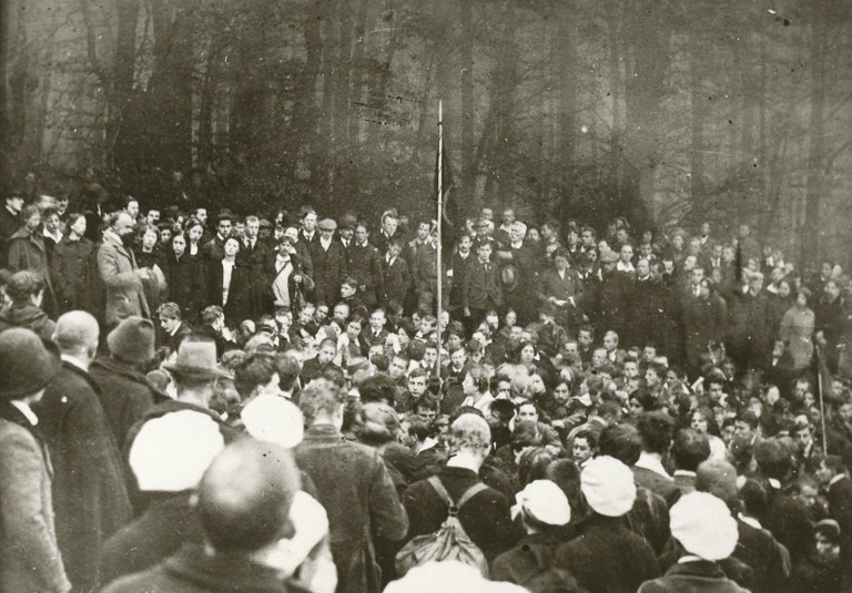 Rede von Gustav Wyneken (1875–1964), Schwarz-Weiß-Photographie, 1913, Photograph: Julius Groß (1892–1986); Bildquelle: Nachlass Julius Groß, Archiv der deutschen Jugendbewegung (AdJb). Mit freundlicher Genehmigung des Archivs der deutschen Jugendbewegung.