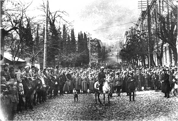 Gründungssitzung der unabhängigen Republik Georgien 1918 in Tiflis, Schwarz-Weiß-Photographie, 1918, Photograph: Boris Kozak; Bildquelle: Mit freundlicher Genehmigung The Georgian Museum of Photography (http://www.photomuseum.org.ge/index_en.htm), http://www.photomuseum.org.ge/1918-21/photos_en.htm, © The Georgian Association for the History of Photography in the Caucasus. 