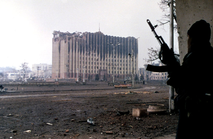 Tschetschenienkrieg, Farbphotographie, 1995, Photograph: Mikhail Evstafiev; Bildquelle: wikimedia commons, http://commons.wikimedia.org/wiki/File:Evstafiev-chechnya-palace-gunman.jpg. Creative Commons Attribution-Share Alike 3.0 Unported