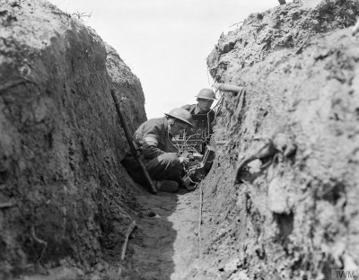 Field Communications during the First World War, Schwarz-Weiß-Photographie, unbekanntes Jahr, unbekannter Photograph; Bildquelle: © IWM (Q 36080), Imperial War Museum, http://www.iwm.org.uk/collections/item/object/205196367, IWM Non Commercial Licence.