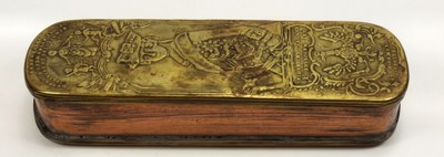 Johann Heinrich Hamer, Iserlohner Tabaksdose oder Friedrichsdose, Kupfer und Messing, 16 x 4,5 x 3 cm, 1758; Bildquelle: Museum Weißenfels - Schloss Neu-Augustusburg, Museum DigitalSachsen-Anhalt, CC BY-NC-SA 4.0, http://creativecommons.org/licenses/by-nc-sa/4.0/. 