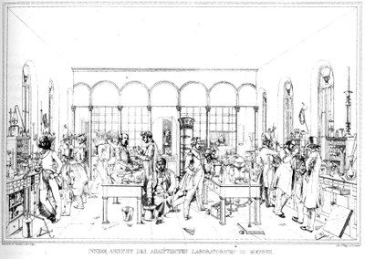 Innere Ansicht des Analytischen Laboratoriums in Giessen, Lithographie, 1842, unbekannter Künstler nach einer Zeichnung von Wilhelm Trautschold (1815–1877) und Hugo von Ritgen (1811–1889); Bildquelle: Hofmann, J. P.: Das chemische Laboratorium der Ludwigs-Universität zu Gießen, Tafeln, Heidelberg 1842, Tafel VII. 