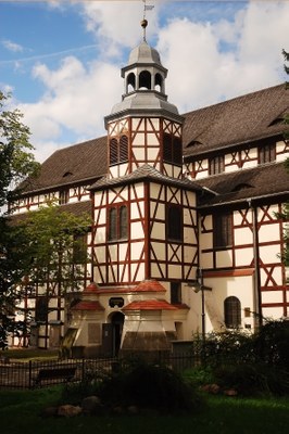 Außenansicht der Friedenskirche in Jauer, Farbphotographie, 2011, Photograph: Waldemar Sieńko; Bildquelle: Wikimedia Commons, http://commons.wikimedia.org/wiki/File:Jawor_Ko%C5%9Bci%C3%B3%C5%82_Pokoju.jpg?uselang=de Creative Commons-Lizenz Namensnennung-Weitergabe unter gleichen Bedingungen 3.0 Polen