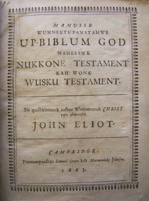 Titelseite der Bibelübersetzung von John Eliot, Mamusse Wunneetupanatamwe Up-Biblum God . . . . Cambridge, Massachusetts: Samuel Green and Marmaduke Johnson, 1663. A663; Bildquelle: Rosenbach Museum & Library, Philadelphia. 