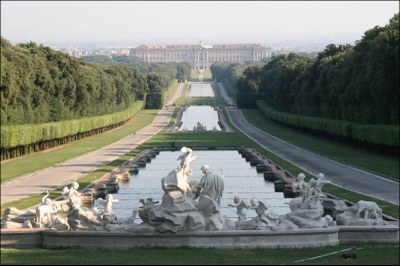 Nordfassade des Palasts von Caserta, Farbphotographie, 2007, Photograph: Gallardo; Bildquelle: Wikimedia Commons, http://commons.wikimedia.org/wiki/File:CasertaReale.jpg?uselang=de, gemeinfrei.