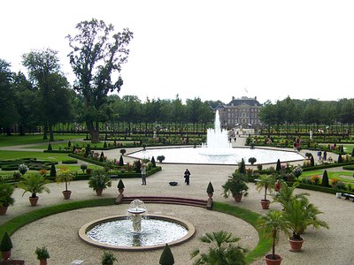 Schloss Het Loo, Farbphotographie, 2007, Photograph: CrazyPhunk; Bildquelle: Wikimedia Commons, http://commons.wikimedia.org/wiki/File:Garden_het_Loo.JPG, gemeinfrei.