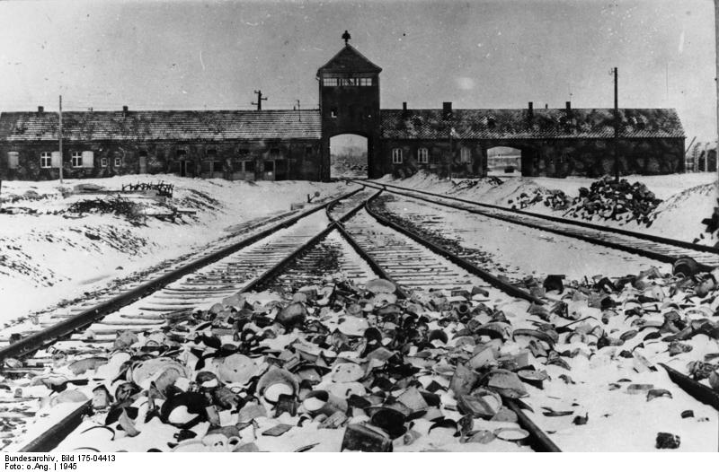 Einfahrt zum Konzentrationslager Auschwitz nach der Befreiung 1945, im Vordergrund von den Wachmannschaften zurückgelassene Ausrüstungsgegenstände, Schwarz-Weiß-Photographie, 1945, unbekannter Photograph; Bildquelle: Deutsches Bundesarchiv (German Federal Archive), Bild 175-04413; wikimedia commons http://commons.wikimedia.org/wiki/File:Bundesarchiv_Bild_175-04413,_KZ_Auschwitz,_Einfahrt.jpg.lizensiert unter Creative Commons Attribution ShareAlike 3.0 Germany License