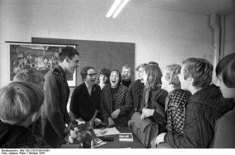 "Magdeburg, Russisch-Unterricht", schwarz-weiß Photographie, DDR, Oktober 1970, Photograph: Peter Liebers; Bildquelle: Deutsches Bundesarchiv (German Federal Archive), Bild 183-J1015-0014-001, wikimedia commons, http://commons.wikimedia.org/wiki/File:Bundesarchiv_Bild_183-J1015-0014-001,_Magdeburg,_Russisch-Unterricht.jpg  This file is licensed under the Creative Commons Attribution-Share Alike 3.0 Germany license. 