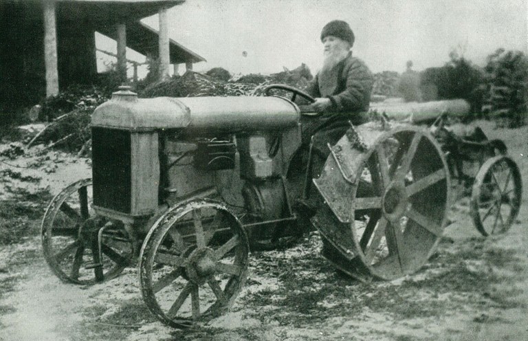 Die mechanisierte Landwirtschaft, Schwarz-Weiß-Photographie, Sowjetunion um 1926, unbekannter Photograph; Bildquelle: Fülöp-Miller, René: Geist und Gesicht des Bolschewismus, 2. Aufl., Zürich u.a. 1928, Tafel 200.