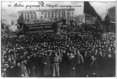 Photograph shows a large crowd of men in Dvortsovyĭ Square in Saint Petersburg (Versammlung von Arbeitern auf dem Dvortsovyĭ-Platz in St.Petersburg). Unbekannter Fotograf. 1917. Quelle: Library of Congress Prints and Photographs Division, http://www.loc.gov/pictures/item/2009631820/. Gemeinfrei.