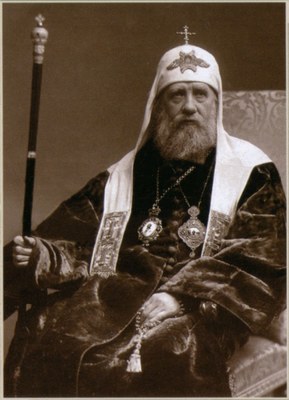 Michael Goltz: Tikhon of Moscow (Der Patriarch und Heilige der Russisch-Orthodoxen Kirche Tichon von Moskau), 1865–1925, schwarz-weiß-Photographie, unbekannter Photograph. Quelle: https://commons.wikimedia.org/wiki/File:Tikhon_of_Moscow.jpg,  gemeinfrei.