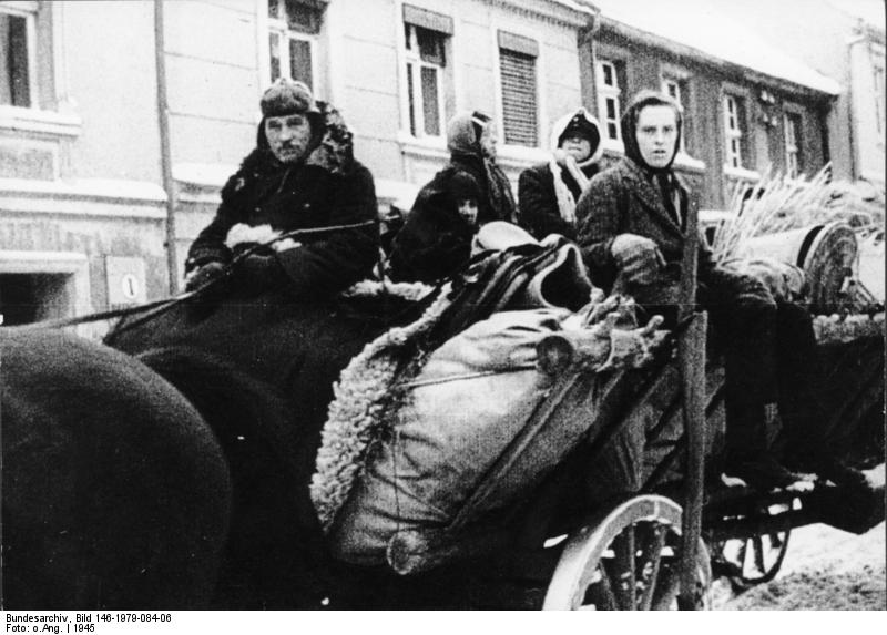 Deutsche Flüchtlinge im Pferdewagen auf der Fahrt durch ein Dorf in Ostpreußen, schwarz-weiß Photographie, 1945, unbekannter Photograph; Bildquelle: Deutsches Bundesarchiv (German Federal Archive), Bild 146-1979-084-06, wikimedia commons, http://commons.wikimedia.org/wiki/File:Bundesarchiv_Bild_146-1979-084-06,_Fl%C3%BCchtlingstreck.jpg. 