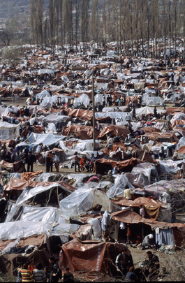 Kosovo Refugees, Farbphotographie, 1999, H. J. Davies; Bildquelle: Mit freundlicher Genehmigung der United Nations, UN Photo / H. J. Davies (Photo # 31544), http://www.unmultimedia.org/s/photo/detail/315/0031544.html. 