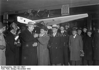 Georg Pahl, Die Ankunft des berühmten Filmregisseurs Ernst Lubitsch auf dem Zentralflughafen in Berlin, Schwarz-weiß-Photographie, November 1932; Bildquelle: Deutsches Bundesarchiv Bild 102-14021, http://www.bild.bundesarchiv.de/archives/barchpic/view/7880331.