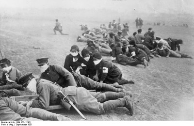 Japanische Infanterie, Schutz gegen Gas, Schwarz-Weiß-Photographie, 1931, unbekannter Photograph; Bildquelle: Bundesarchiv, Bild 102-12301, http://commons.wikimedia.org/wiki/File:Bundesarchiv_Bild_102-12301,_Japanische_Infanterie,_Schutz_gegen_Gas.jpg?uselang=de, CC-BY-SA 3.0, http://creativecommons.org/licenses/by-sa/3.0/de/deed.de.