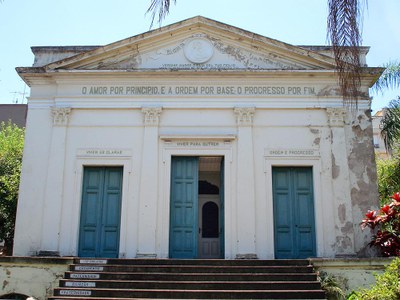 Templo positivista, Farbphotographie, 2007, Photograph: Ricardo Frantz ; Bildquelle: Wikimedia Commons, http://commons.wikimedia.org/wiki/File:Templo_positivista.jpg?uselang=de Diese Datei ist unter der Creative Commons-Lizenz Namensnennung-Weitergabe unter gleichen Bedingungen 3.0 Unported lizenziert.