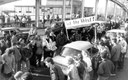 Hans Peter Lochmann: Berlin, Grenzübergang Bornholmerstraße, Schwarz-Weiß-Fotografie, 1989; Bildquelle: Deutsches Bundesarchiv via Wikimedia Commons: https://commons.wikimedia.org/wiki/File:Bundesarchiv_Bild_183-1989-1118-028,_Berlin,_Grenz%C3%BCbergang_Bornholmer_Stra%C3%9Fe.jpg. Creative Commons Attribution-Share Alike 3.0 Germany.